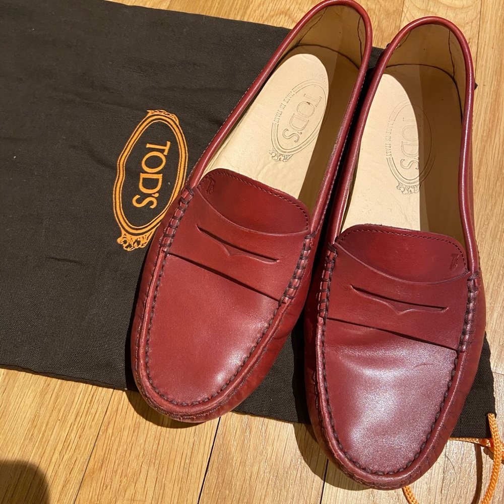 Tod’s classic loafers in burgundy